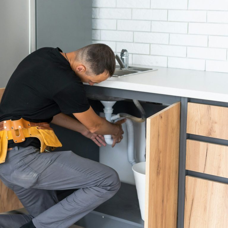 Handwerker schraubt an Küche